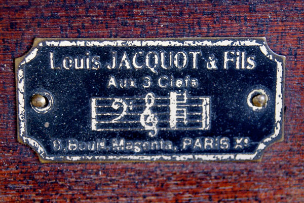 Das Ger&auml;t wurde von Louis Jacquot & Fils in Paris verkauft /  The gramophone was sold in Paris by Louis Jacquot & Fils 