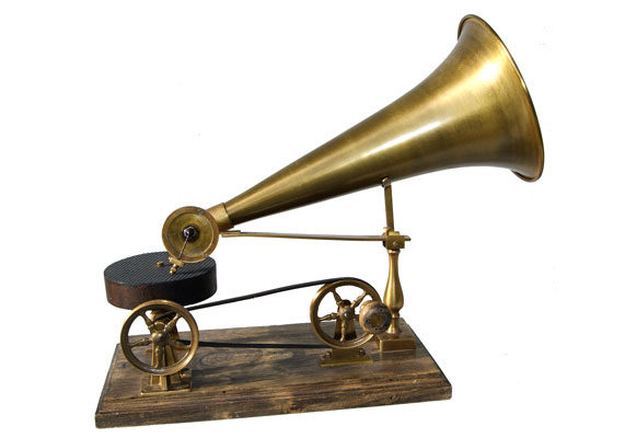 Dieses Grammophon wurde auch "Kaffee-M&uuml;hle" genannt / This gramophone was also niknamed "Coffee Mill"