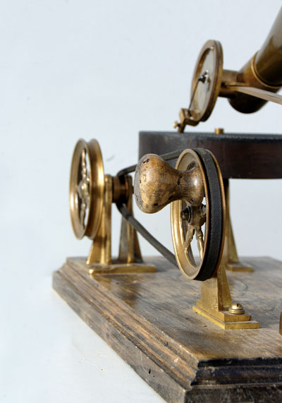 Die Kurbel f&uuml;r den Handantrieb  / The hand driven gramophone and it's crank