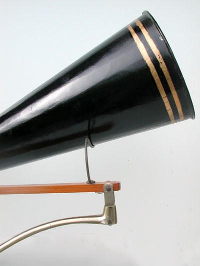 Das Gewicht des Trichters wird abgefedert / The weight of the horn is well balanced