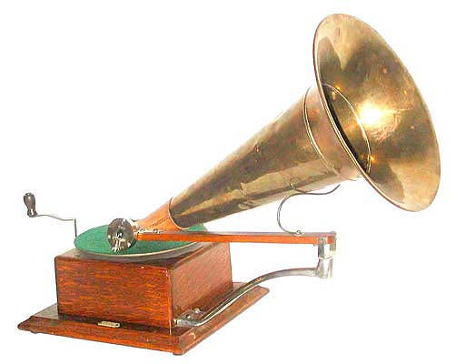 Der Messing-Trichter hat einen Durchmesser von 25 cm/ The diameter of the brass horne measures 10"