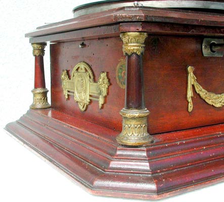 Bei Paillard als "Maestrophone No.51" oder "Mod&egrave;le Meyerbeer" /  Paillard offerd it as "Maestrophone" No.51 or "Mod&egrave;le Meyerbeer"