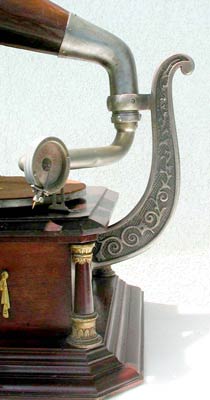 Der Tonarm ist ein typisches Produkt von "Path&eacute; Fr&egrave;res" / This part is typicaly for gramophones by "Path&eacute; Fr&egrave;res"