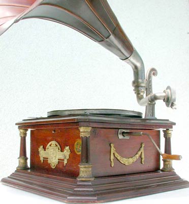 1906 f&uuml;hrte Paillard et Cie. ein typen&auml;hnliches Modell im Prospekt / Paillard et Cie. offerd 1906 in its prospectus the similar model