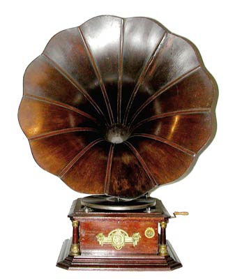 Der Durchmesser des zw&ouml;lfteiligen Holztrichters betr&auml;gt 65 cm / The diameter of the twelve paneld wooden horn measures 