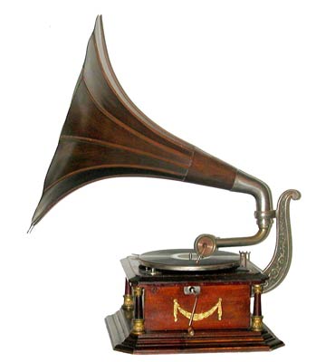 Die L&auml;nge des Holztrichters betr&auml;gt 66 cm / The impressive 26" long wooden horn