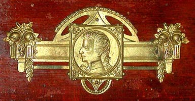 Die vergoldete Plaquette mit Mozarts Konterfei? /Is it Mozarts portrait on the golden metal?