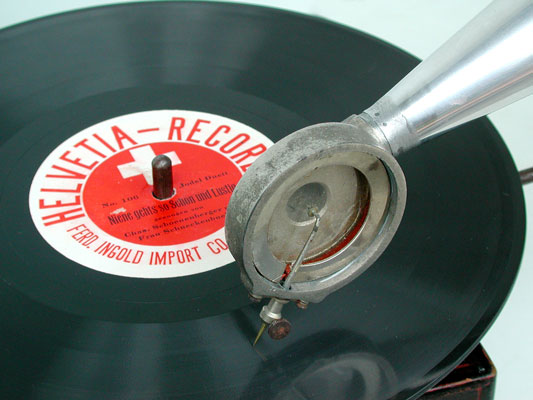 Mit einer seltenen Platte vom amerikanischen Label "Helvetia Record" / It plays this ultra rare record by american label "Helvetia Record"