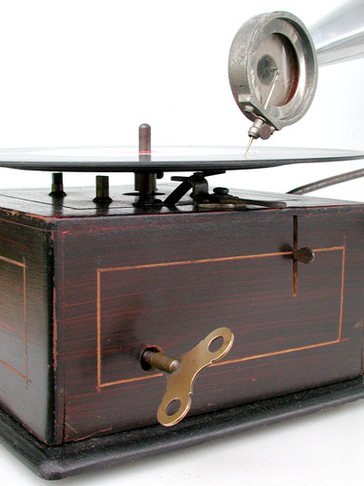 Der Schl&uuml;ssel zum Aufziehen k&ouml;nnte von einem Uhrwerk stammen / The key is build in the tradition of clock-work-makers