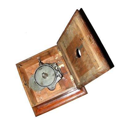 Der Motor im Holzgeh&auml;use war stark f&uuml;r seine Zeit / The motor was strong for its time