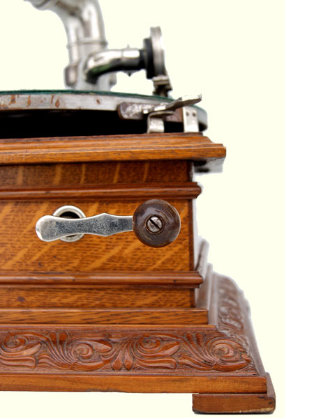 Typisch: die Kurbel an der Front des Geh&auml;uses  / Typical: the crank is mounted on the front of the case