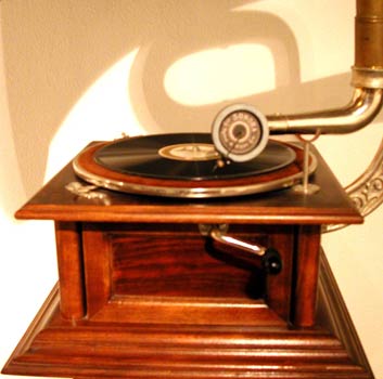 Das nachgebaute Geh&auml;use / The rebuilt wooden case