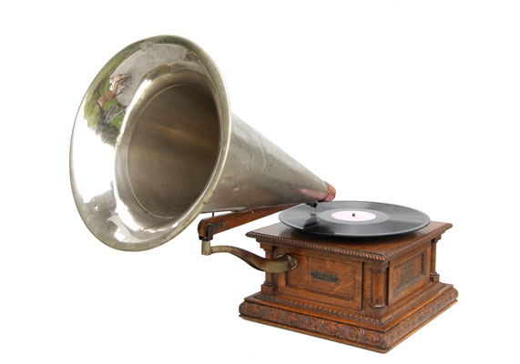 Der vernickelte Trichter: L&auml;nge 56 cm, Durchmesser 32 cm / The plated horn is 22" long and 15" in diameter