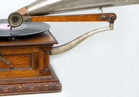 Der h&ouml;lzerne Schwenkstab f&uuml;r den Trichter / The swivel tone-arm leeds the big horn