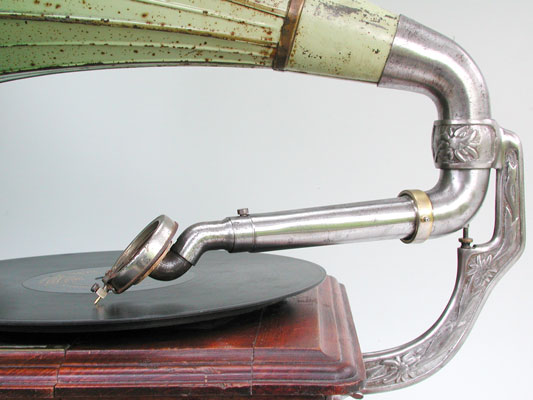 Der Tonarm mit Einstellung f&uuml;r Tiefenschrift-Platten / The tone-arm adjust for vertical-cut records