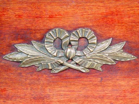 Das Geh&auml;use ist mit Messingbeschl&auml;gen verziert / The cabinet is enricht by metal art works