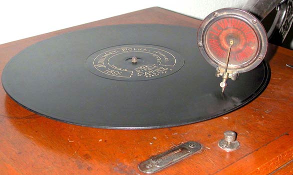 Der Plattentelle mit einer originalen Path&eacute; Platte / The turnetable with this original record by Path&eacute; Fr&egrave;res