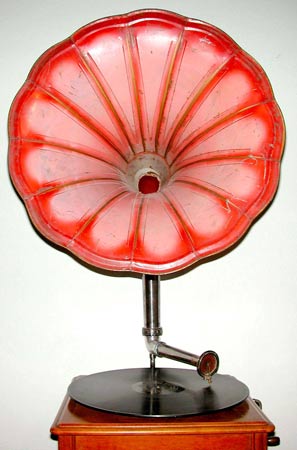 Der Durchmesser des Trichters betr&auml;gt 67 cm / The diameter of the horn measures 27"