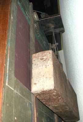 Etwa hundert Kilo Gusseisen treiben den Motor an / The motor is driven by some hundreds kilo of cast-iron