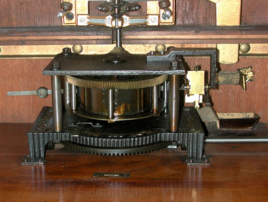 Der Feder-Motor mit der M&uuml;nzen-Automatik / The clokwork motor and the automatic money mechanism