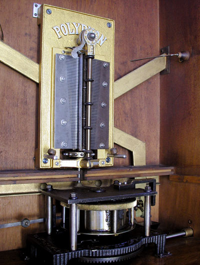 Federmotor und Stimmkamm sind das Herzst&uuml;ck des Polyphons  / The clockwork motor and the comb are the heart of the Polyphone