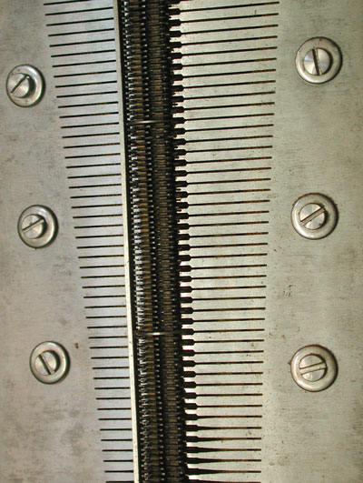 Die T&ouml;ne werden durch 118 vibrierenden Stimmz&auml;hne erzeugt / The music comb contains 118 well tuned teeth