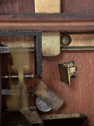 Die M&uuml;nze f&auml;llt in den Geldbeh&auml;lter The coin falls into the moeny box