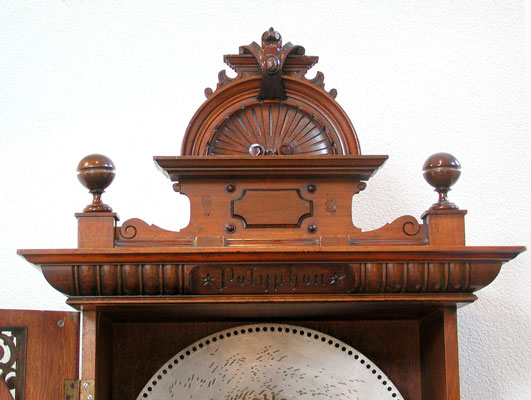 Die Schnitzereien waren auf die viktorianische Kundschaft ausgerichtet / This wooden carving art was perfect for victorian clientele 