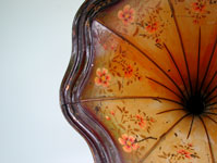 Der handbemalte Blumentrichter ist ein echtes Kunstwerk / The hand-painted flowers are fine art-works