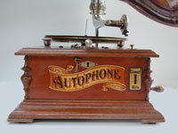 Das prunkvoll dekorierte Holzgeh&auml;use  / The georgeus decorations on the cabinet