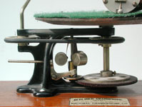 Der Mechanismus hat keinen Feder-Motor / There is no spring-motor, the governeur balanced the speed