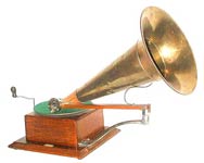 Der Messing-Trichter hat einen Durchmesser von 25 cm/ The diameter of the brass horne measures 10"