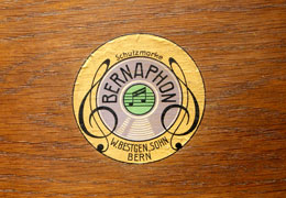 Das f&uuml;r die damalige Zeit moderne Markenzeichen / The trade mark looks already into modern times