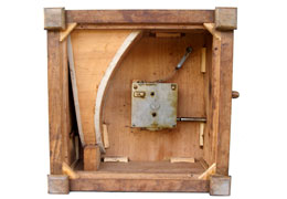 Die Anordnung des Motors und des innenliegenden Trichters / The placement of the spring motor and the inside horn