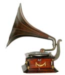 Die L&auml;nge des Holztrichters betr&auml;gt 66 cm / The impressive 26" long wooden horn