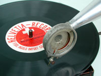 Mit einer seltenen Platte vom amerikanischen Label "Helvetia Record" / It plays this ultra rare record by american label "Helvetia Record"