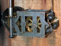 Der Grammophon Motor ist klein und einfach in der Bauweise / This maybe one of the smalest gramophone motors ever produced