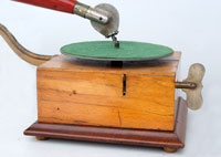 Das Holzgeh&auml;use ist schlicht gebaut  / The unsophisticated wooden case