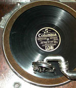 Der abgewinkelte Tonarm soll den Klang positiv beeinflussen / The special angled tona-arm should improve the sound