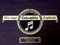 Das Markenzeichen im Holzdeckel / The trade-mark inside the wooden lid