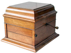 Das massive Holz-Geh&auml;use / The wooden cabinet