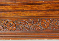 Das Blumenmuster auf dem Sockel des Geh&auml;uses / The case is decorated with flowers and leaves