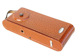 Das Taschengrammophon ist in dieser praktischen Blechdose eingebaut /  The pocket phonograph is built in this practically tin-box