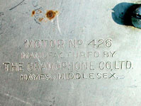 Der Firmen-Stempel auf dem Motorgeh&auml;use / The stamp by the gramophone company on the motor case