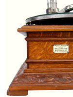 Das stilvoll verzierte Geh&auml;use / The ornate style case