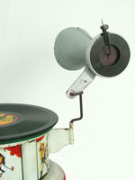 Typische Bauweise f&uuml;r Ger&auml;te der Firma Bing / This construction is typical for toy gramophones by Bing 