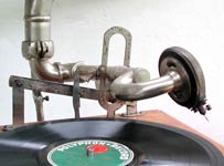 Der Tonarm senkt sich automatisch auf diePlatte / The sound-box goes automaticly down to the record