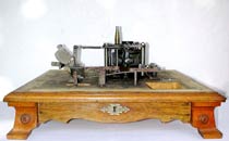 Die Mechanik und darunter die M&uuml;nz-Schublade  /  The motor and the drawer for the money