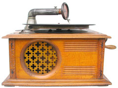 Das Gitter in der Trichter&ouml;ffnung wurde oft von Path&eacute; verwendet / The grid was also used by different gramophones by Path&eacute;