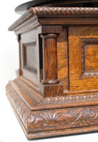 Die S&auml;ulen auf dem Geh&auml;use sind charakteristisch / The characteristic pillars on the wooden case